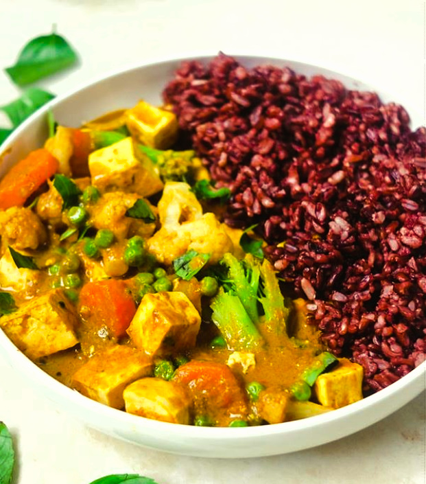 Curry with red rice